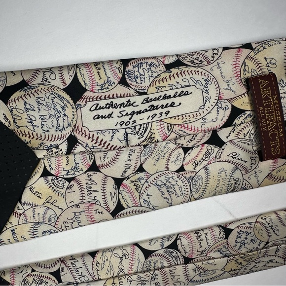 Vintage AUTHENTIC BASEBALLS AND SIGNATURES Classic Silk Museum Artifacts Tie - Picture 3 of 7